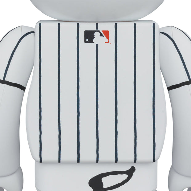 Bearbrick 1000% MLB x Peanuts Snoopy (New York Yankees) Back Urban Attitude